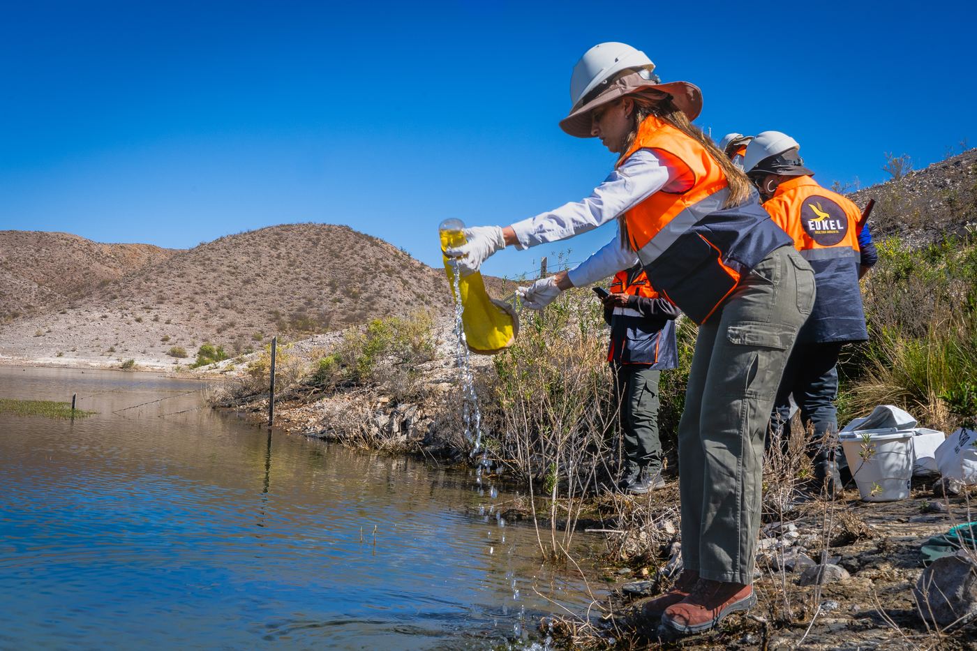 Muestreo de agua con equipo de campo